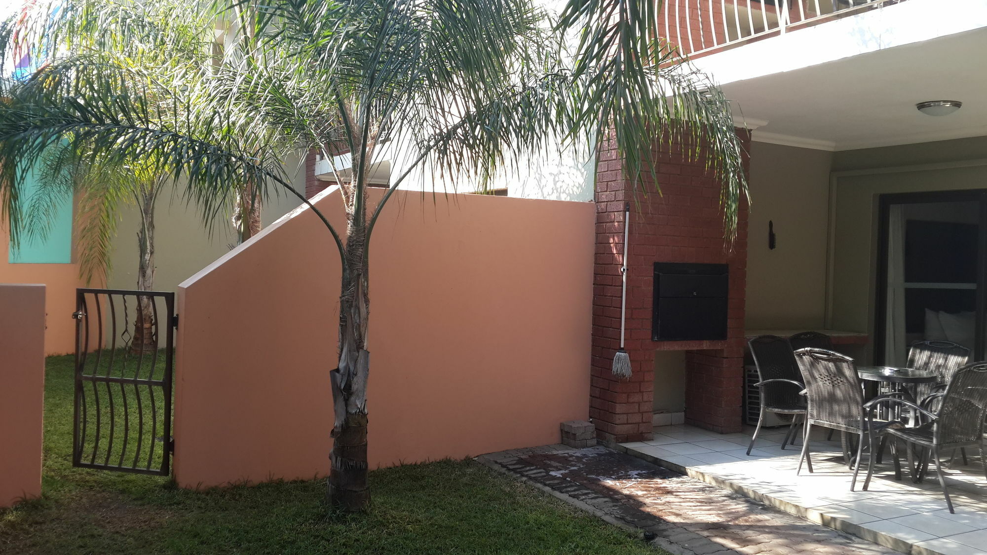 Palm Valley Inn And Day Spa Hartbeespoort Buitenkant foto